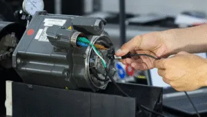 Técnico realizando reparo de servo motor industrial